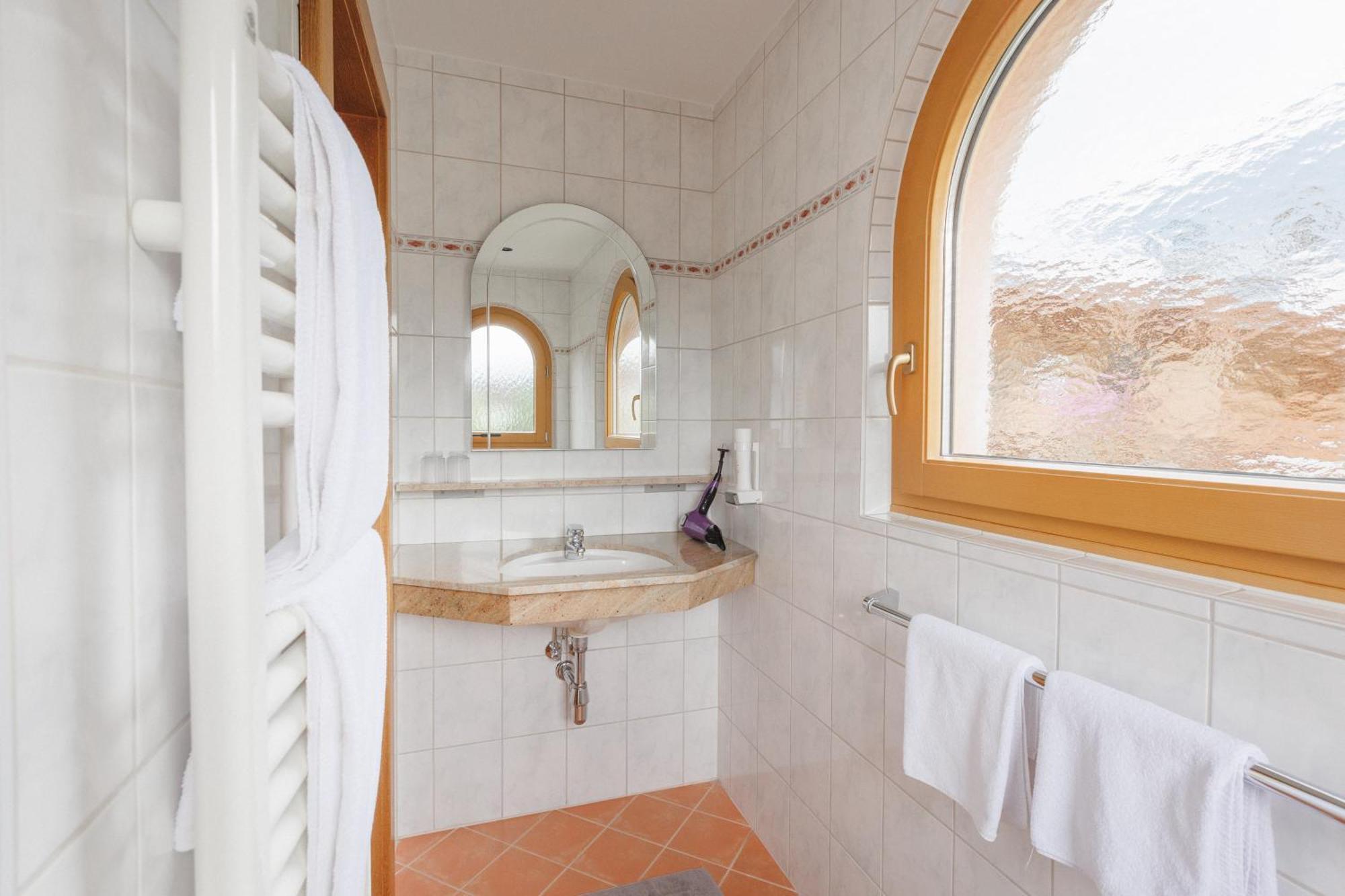 Hin&Weg Das Aparthotel Ried im Zillertal Pokoj fotografie